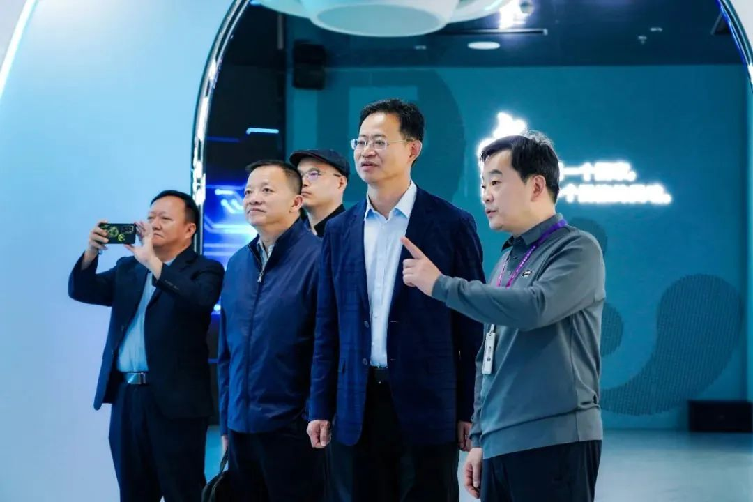 国家广电总局生长研究中心一行赴c7c7娱乐平台励丰文化调研指导