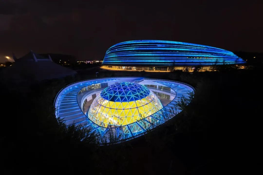 全球首个，，，，，正式启用！c7c7娱乐平台LED炫彩点亮“熊猫眼”